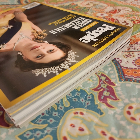 6 Tribute Magazines of Queen Elizabeth II - Picture 6 of 8